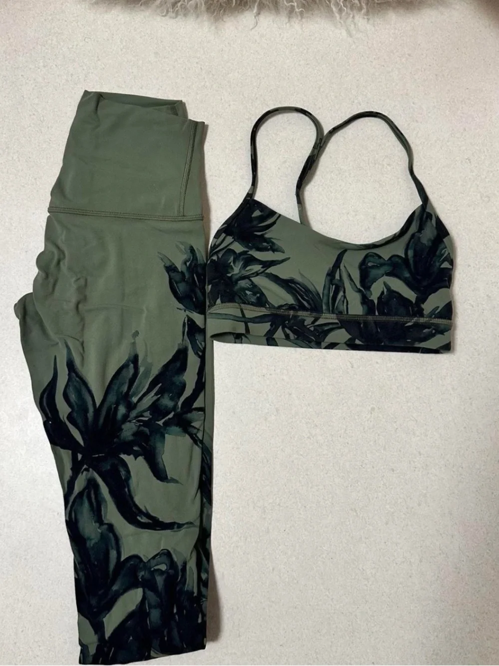 Lululemon size 4 SET Olive Green Floral Print Sports Bra & Legging Set